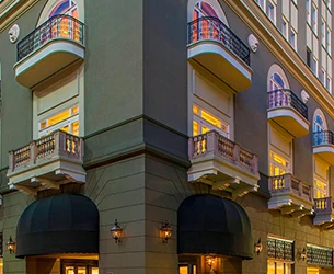 Finding The Closest Bar From The Courtyard by Marriott New Orleans